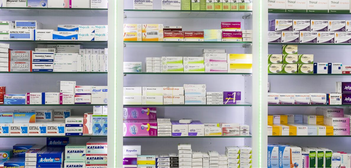 Pharmazeutische Produkte auf einem Regal in einer Apotheke