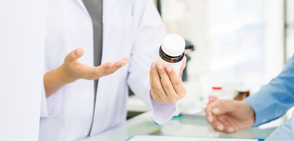 Beratung über Medikamente in einer Apotheke