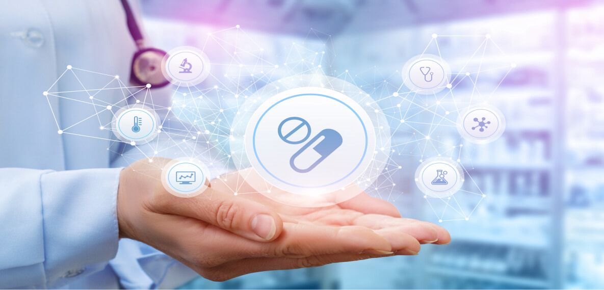 Hände, die medizinische Technologie mit Pillen und Symbolen darstellen